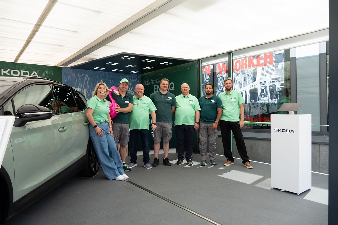 Gruppenbild der gut gelaunten Skoda-Roadshow-Crew beim Rolandsfest 2025 auf der B&uuml;hne