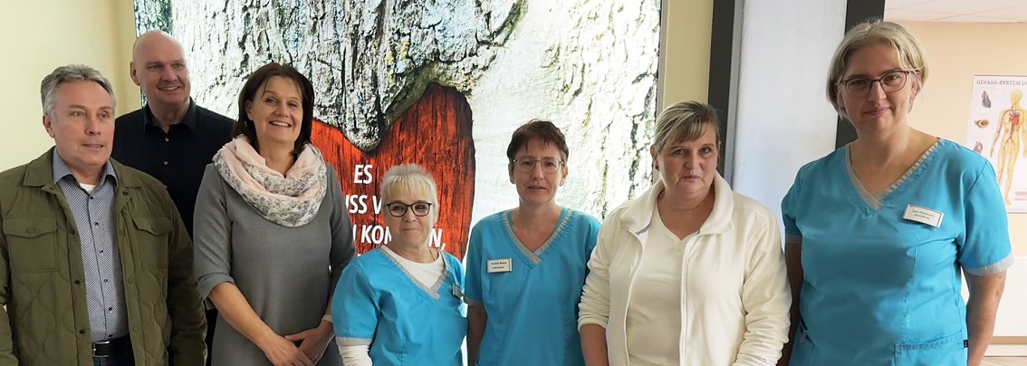 Gruppenfoto: Frau Dr. med. Ina H&ouml;pfner mit Team und Marko Wuttke, B&uuml;rgermeister Steffen Grimm und Landr&auml;tin Antje-Hochwind-Schneider