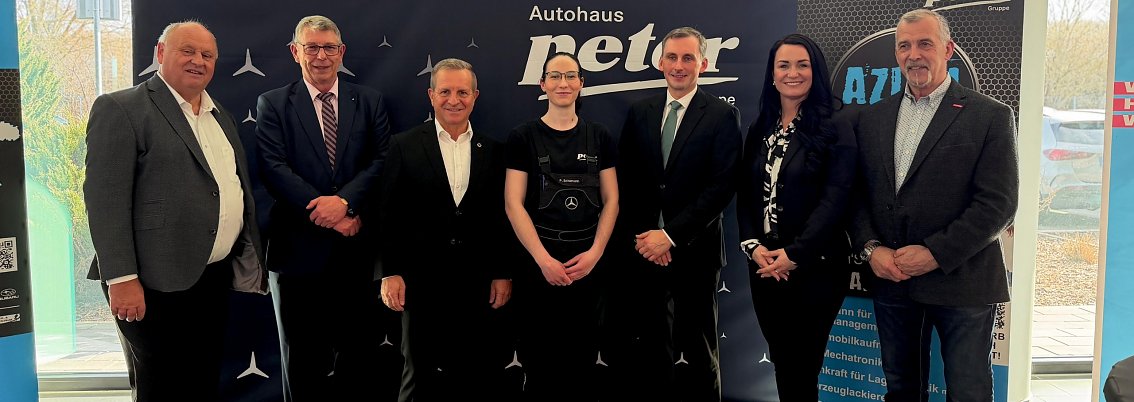 Teilnehmer des Pressegespr&auml;chs zum Zukunftstag 2026 vor einer Pressewand.