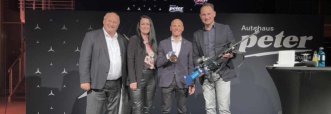 Die Gesch&auml;ftsf&uuml;hrung mit Erik Lesser und seiner olympischen Goldmedaille sowie seinem Biathlon-Gewehr.
