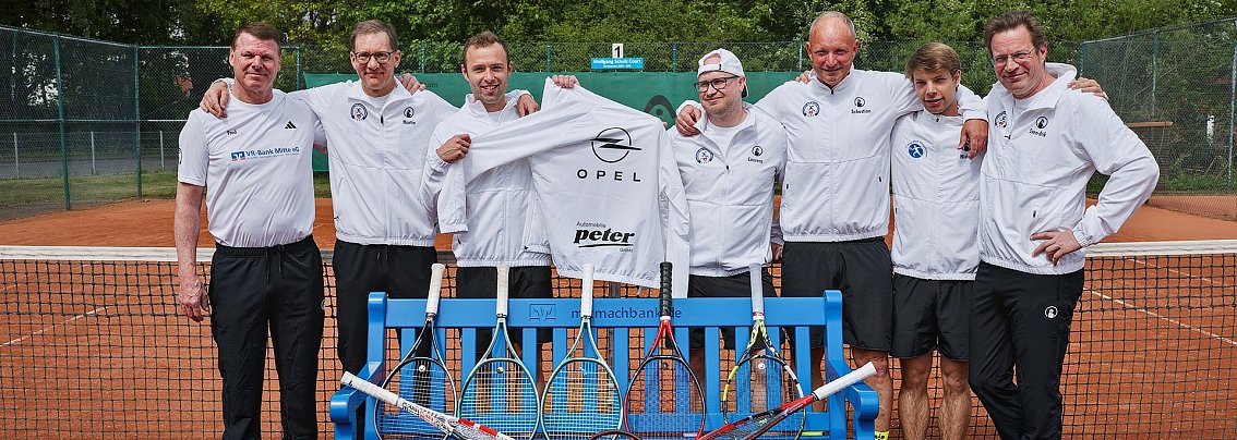 Tennis-Mannschaft im Autohaus Peter Look