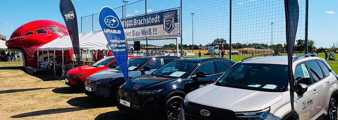 Autos vor einem Sportplatz