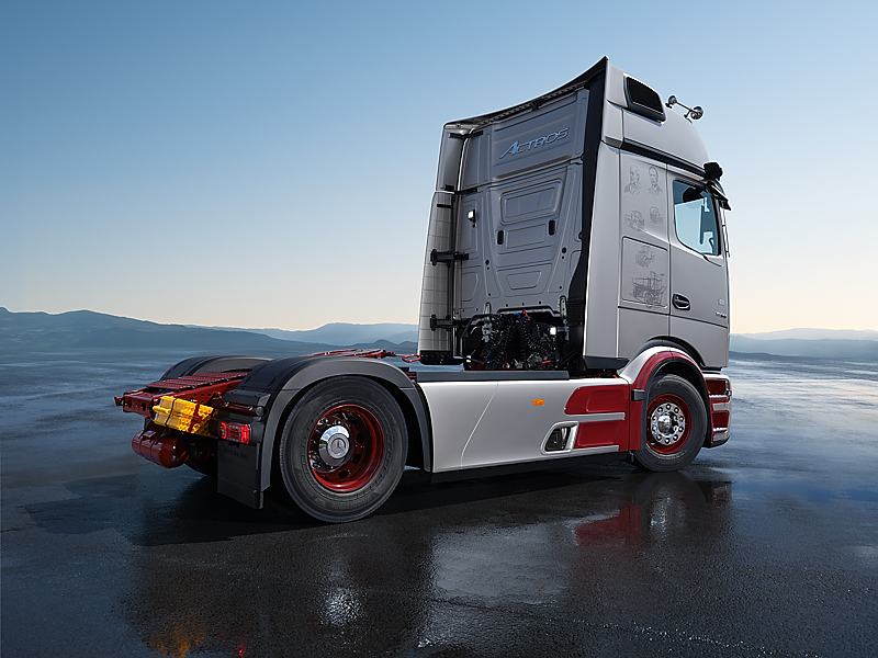R&uuml;ckseite des Lkw-Fahrerhauses in Silber von der Seite. Auf der Verkleidung ist der geschwungene Schriftzug Actros aufgepr&auml;gt. Blauer Himmel.