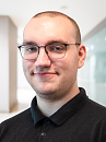 Portrait von Niklas K&auml;s