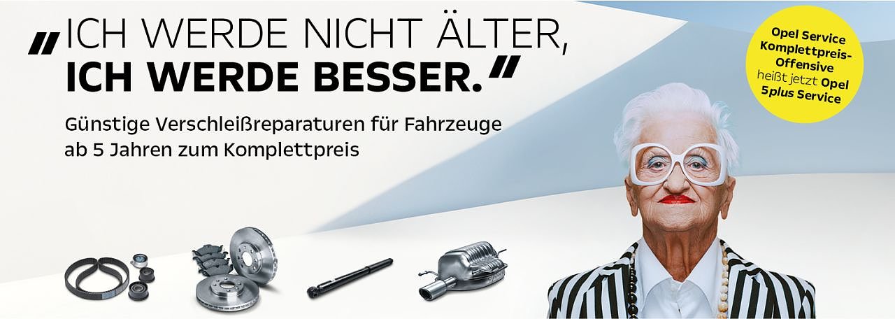 Werbebild mit &auml;lterer Dame in gro&szlig;em Brillenrahmen und gestreiftem Blazer, daneben Autoteile; Text: Ich werde nicht &auml;lter, ich werde besser. und Hinweis auf g&uuml;nstige Verschlei&szlig;reparaturen ab 5 Jahren. Gelber Kreis mit Hinweis: Opel Service Komplettpreis-Offensive hei&szlig;t jetzt Opel 5plus Service