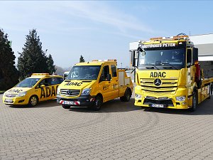 Drei gelbe ADAC-Fahrzeuge vom Autohaus Peter in Nordhausen nebeneinander geparkt. Links ein ADAC-Pannenhilfe-Pkw, in der Mitte ein Transporter, rechts ein großer Abschlepp-Lkw mit der Aufschrift Autohaus Peter. Im Hintergrund Bäume und ein Werkstattgebäude.