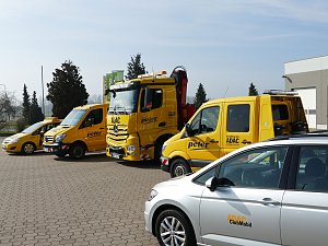 Mehrere gelbe ADAC-Fahrzeuge des Autohaus Peter stehen in einer Reihe auf einem Hof in Nordhausen. Im Vordergrund ein silbernes ADAC ClubMobil, dahinter verschiedene Pannen- und Abschleppfahrzeuge mit "ADAC" und "Peter" Beschriftung. Im Hintergrund Bäume und Gebäudeteile.