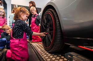 Kleine Hände, große Zukunft � Kita-Kinder erleben spannenden Vormittag im Autohaus