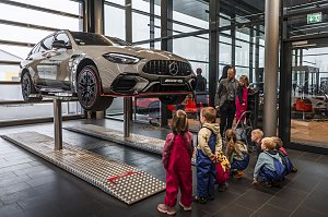 Kleine Hände, große Zukunft � Kita-Kinder erleben spannenden Vormittag im Autohaus