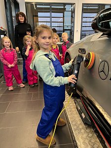 Kleine Hände, große Zukunft � Kita-Kinder erleben spannenden Vormittag im Autohaus