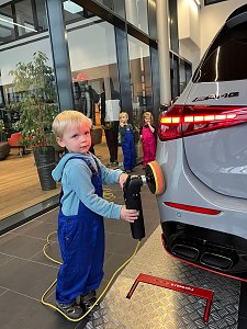 Kleine Hände, große Zukunft � Kita-Kinder erleben spannenden Vormittag im Autohaus