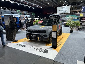 Grauer Jeep Compass mit The North Face-Branding und gelben Akzenten auf einem eigens gestalteten Ausstellungsboden.