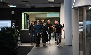 Fahrzeug&uuml;bergabe von Mercedes-Benz eActros-Lkw: Bj&ouml;rn Schade, Gesch&auml;ftsf&uuml;hrer Schade Logistic GmbH, mit seinem Team und Frank Hentschel, Verkaufsleiter Lkw Autohaus Peter GmbH, w&auml;hrend einer Werksf&uuml;hrung im Mercedes-Benz Werk W&ouml;rth.