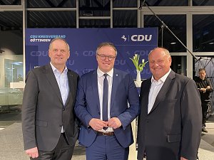 Drei M&auml;nner in Anz&uuml;gen (Fritz G&uuml;ntzler, Mario Voigt und Helmut Peter) stehen vor einem CDU-Banner und l&auml;cheln in die Kamera.