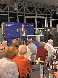 Ministerpr&auml;sident Mario Voigt spricht am Pult vor CDU-Banner, das Publikum sitzt an langen Tischen und h&ouml;rt zu.