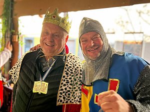 Helmut Peter verkleidet als König mit goldener Krone und Hermelinumhang, Enrico Dost als Ritter in silberner Rüstung � beide lächeln in die Kamera.