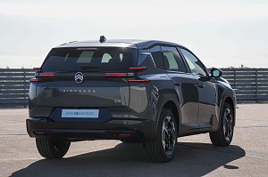 Heckansicht des grauen Citroën C5 Aircross mit Modellschriftzug und LED-Rückleuchten.