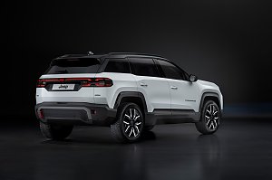 Rückansicht des weißen Jeep Compass mit schwarzen und roten LED-Rückleuchten, schwarzem Dach und abgesetztem hinteren Stoßfänger.
