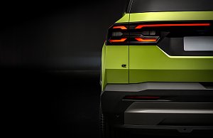 Detailansicht des linken Hecks eines neongrünen Jeep Compass mit leuchtenden LED-Rückleuchten und klaren Kanten im Karosseriedesign.