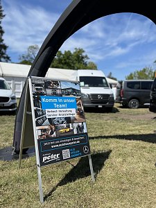 Nahaufnahme Recruiting-Aufsteller: Detailaufnahme eines Aufstellers mit der Aufschrift Komm in unser Team! vor dem Mercedes-Benz Stand.