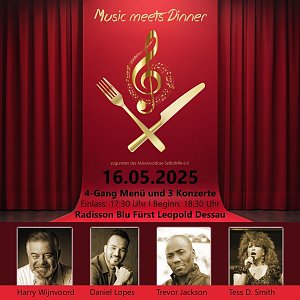 Veranstaltungsplakat: Rotes Plakat mit goldfarbenem Notenschlüssel, Messer und Gabel, Text Music meets Dinner � zugunsten des Mukoviszidose Selbsthilfe e.V., 16.05.2025, 4-Gang Menü und 3 Konzerte, Radisson Blu Fürst Leopold Dessau sowie Porträtbilder der Künstler Harry Wijnvoord, Daniel Lopes, Trevor Jackson und Tess D. Smith.