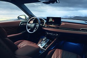 Innenraum mit Armaturenbrett: Moderner Innenraum des Mitsubishi Outlander mit braunen Ledersitzen, digitalem Display, gro&szlig;em Touchscreen in der Mitte und Blick auf eine Berglandschaft durch die Frontscheibe.