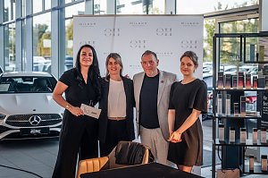 Drei Frauen und ein Mann Personen posieren vor einer Sponsorenwand im Autohaus, darunter Gesch&auml;ftsf&uuml;hrerin Christina Dost und Friseurmeister Oliver Heinicke.