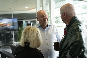 Helmut Peter im Gespräch mit Gästen beim afrikanischen Abend im Autohaus Peter in Heiligenstadt. Die entspannte Atmosphäre lädt zum Austausch rund um Afrika ein.