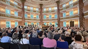 Publikum im historischen Achteckhaus Sondershausen applaudiert dem Loh-Orchester, das auf der B&uuml;hne rund um einen Konzertfl&uuml;gel auftritt