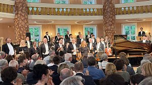 Das Loh-Orchester steht im historischen Achteckhaus Sondershausen vor dem Publikum und verbeugt sich nach dem Konzert, w&auml;hrend die Zuh&ouml;rer applaudieren.