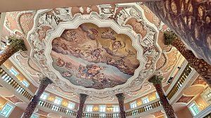 Pr&auml;chtige Deckenmalerei im historischen Achteckhaus Sondershausen mit barocken Verzierungen und S&auml;ulen, die die reich dekorierte Kuppel umrahmen.