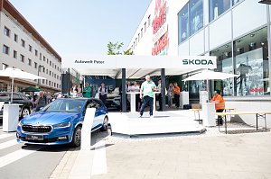 Skoda-B&uuml;hne beim Rolandsfest mit Centerleiter Thorsten Wiesner, der am Mikro zu den Besucherinnen und Besuchern spricht