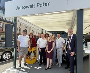 Gruppenfoto mit mehreren Personen auf der Autowelt-Peter-B&uuml;hne, unter anderem mit VBN-Gesch&auml;ftsf&uuml;hrer Thorsten Schwarz, B&uuml;rgermeisterin Alexandra Rieger und unserem Gesch&auml;ftsf&uuml;hrer Helmut Peter  