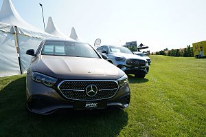Mehrere Mercedes-Benz Fahrzeuge stehen auf einer grünen Wiese vor weißen Eventzelten beim Großen Preis von Immenrode 2025.