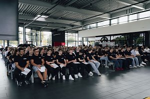 Großer Saal der Autohaus-Peter-Gruppe in Nordhausen. Zahlreiche Auszubildende in schwarzen T-Shirts sitzen in Reihen und verfolgen die Veranstaltung.