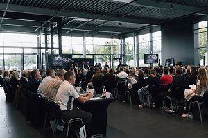 Große Ausbildungsauftaktveranstaltung in der Firmenzentrale der Autohaus-Peter-Gruppe. Vorne sitzen leitende Mitarbeitende, im Hintergrund die neuen Auszubildenden und deren Eltern.