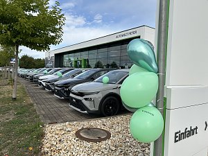 Reihe neuer �koda-Autos mit grünen Luftballons vor dem Autohaus Autowelt Peter in Nordhausen. Aufschrift am Gebäude: �Autowelt Peter�. Im Vordergrund ein Schild mit dem Wort �Einfahrt�.