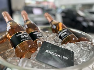 Drei Flaschen Sekt mit Etikett �Eberbach-Schäfer � Autowelt Peter � Alles Gute� liegen in einer Schale mit Eiswürfeln. Daneben eine Karte mit der Aufschrift ��KODA 130 Jahre�.