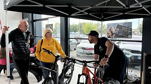 Fachberatung am Stand von Zweirad Illhardt im Autohaus Autowelt Peter. Ein Berater erklärt zwei Besuchern verschiedene Fahrräder. Im Hintergrund ist ein �koda-Werbeplakat zu sehen.