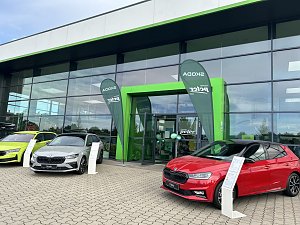 Eingangsbereich des Autohauses Autowelt Peter mit grüner �koda-Beschilderung. Vor dem Eingang sind mehrere Modelle in leuchtenden Farben ausgestellt.