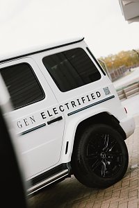 Seitenansicht der elektrischen G-Klasse in der Farbe wei&szlig; mit schwarzer beklebung. 