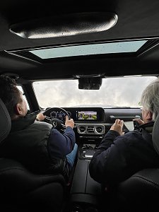 Aufnahme von der G-Klassen experience mit blick aus dem Cockpit in den Himmel bei einer Fahr&uuml;bung.