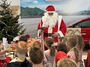 Kita-Kinder begr&uuml;&szlig;en den Weihnachtsmann im Skoda Autohaus 