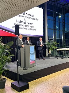 Drei Männer auf einer Bühne der Automobil Messe Erfurt, zwei am Rednerpult, einer daneben. Auf der Leinwand stehen ihre Namen.