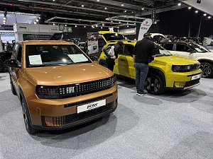 IAT-Modelle auf der Automesse, Besucher bestaunen Fahrzeuge.