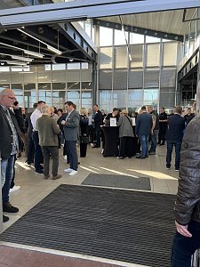 Man blickt auf den Check-In des Unternehmerfrühstücks in Bernburg.