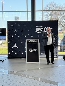 Inhaber Helmut Peter begrüßt die Gäste.