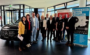 Teilnehmer des Pressegesprächs im Autohaus.