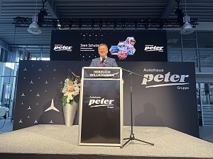 Ministerpräsident des Landes Sachsen-Anhalt Sven Schulze während seines Grußwortes am Rednerpult.