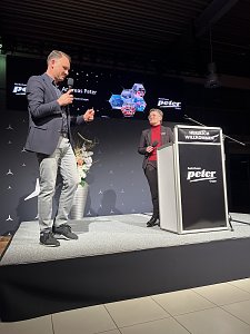 Andreas Peter und Esther Burg auf der Bühne.